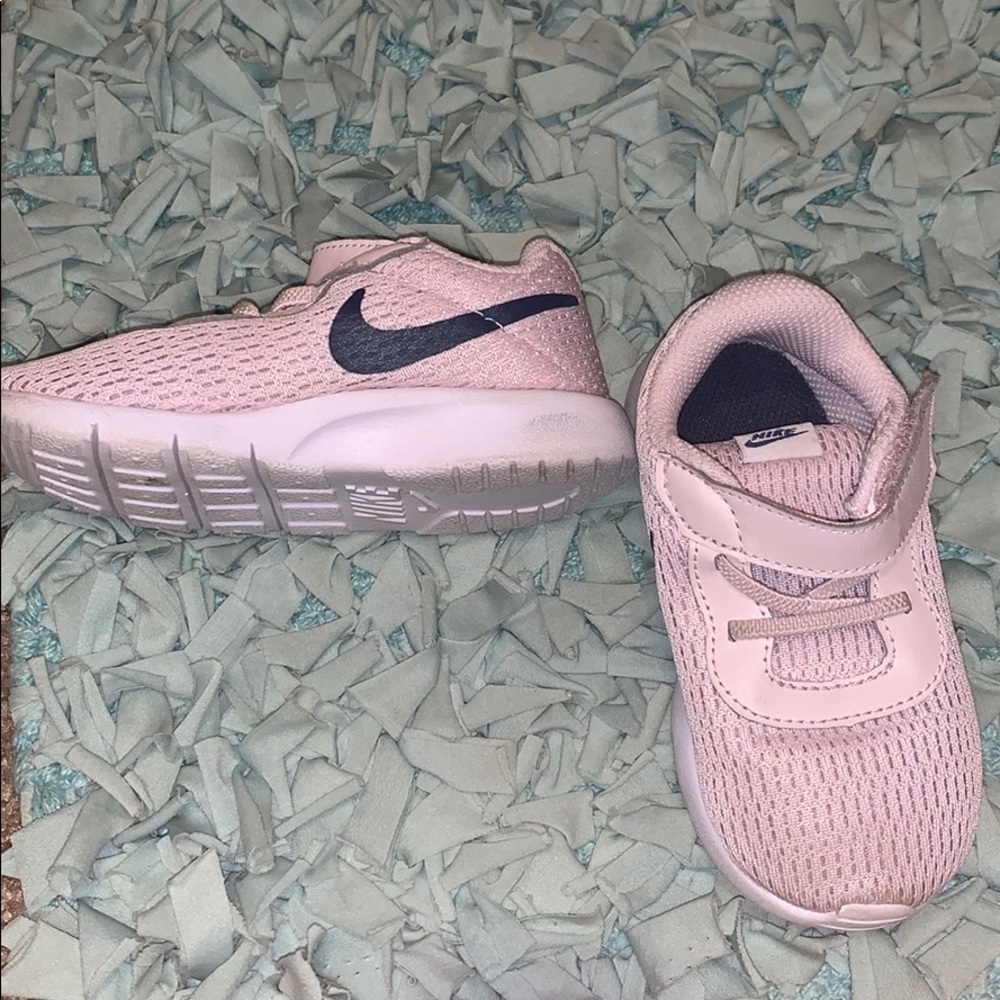 Toddler girl nike tennis shoes